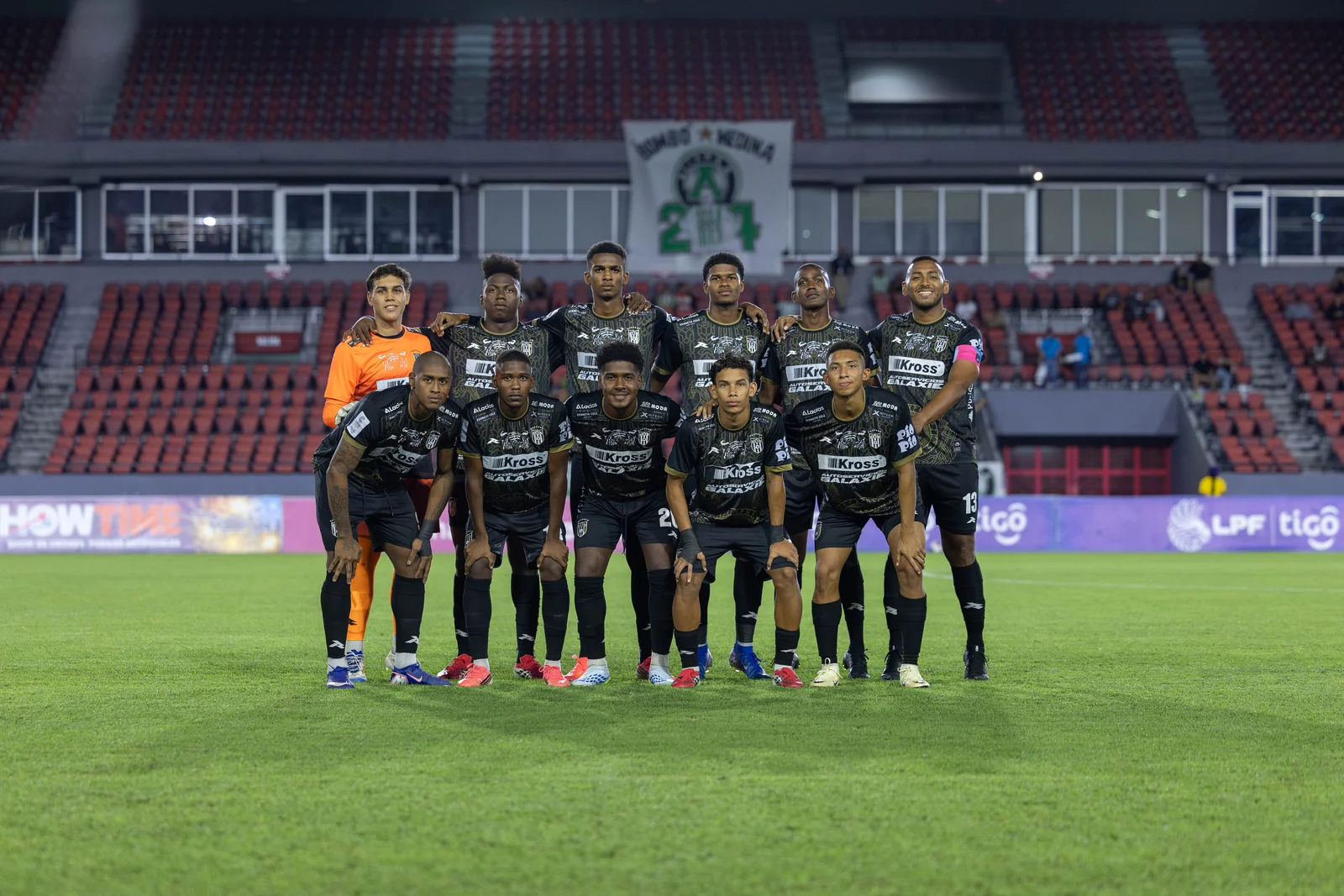 Club Atlético Independiente con uniformes RUNIC